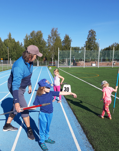 Ida-Elina Kähkönen, Neea Nousiainen ja Anni Nousiainen pääsivät Jarkko Tuonosen ohjauksessa kokeilemaan neljää eri yleisurheilulajia.