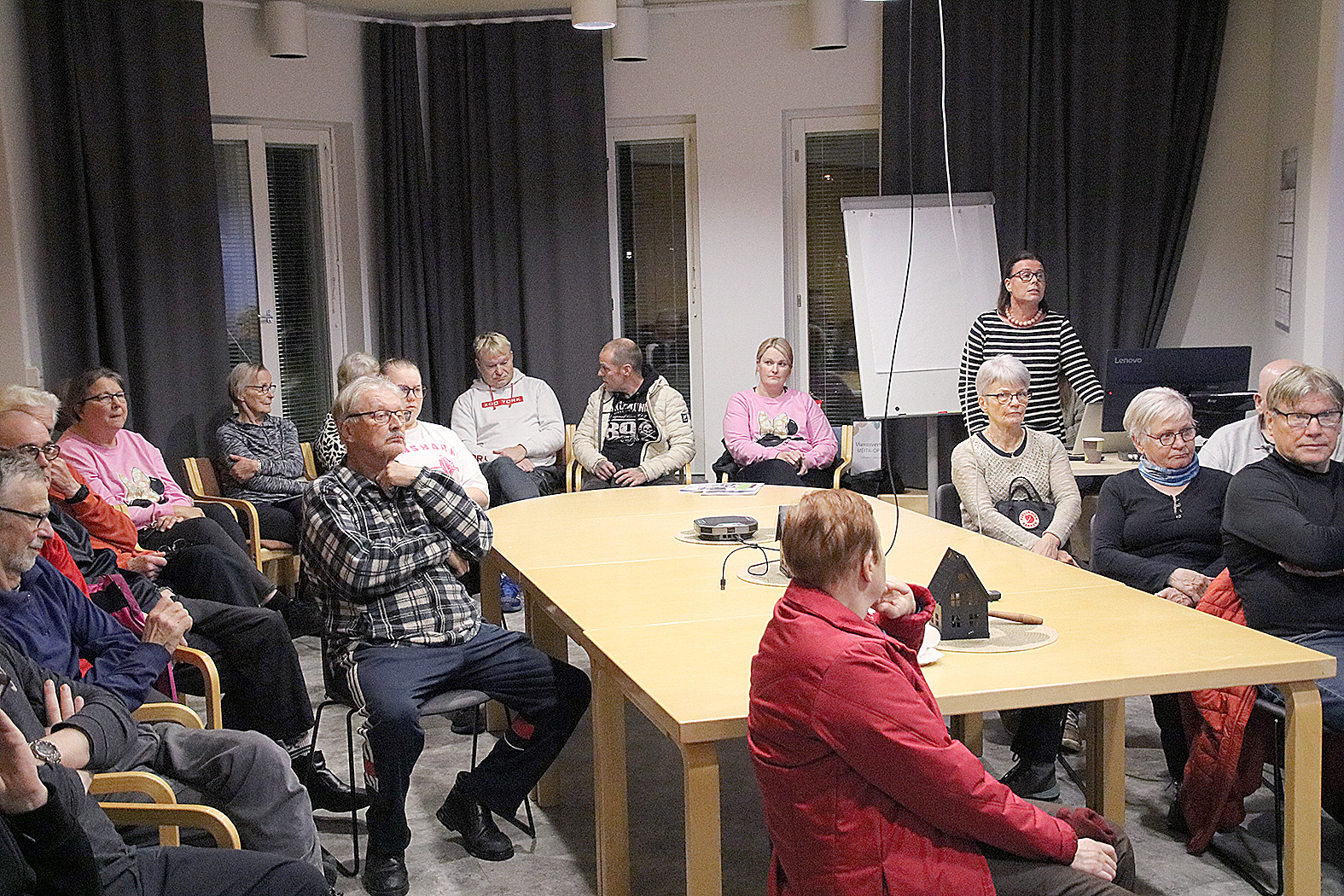 Kunnanhallituksen kokoushuoneeseen oli ahtautunut uusista liikuntapaikkojen maksuista ja käytännöistä kiinnostunut joukko. Hyvinvointijohtaja Virpi Nevalainen esitteli ja vastaili kysymyksiin.
