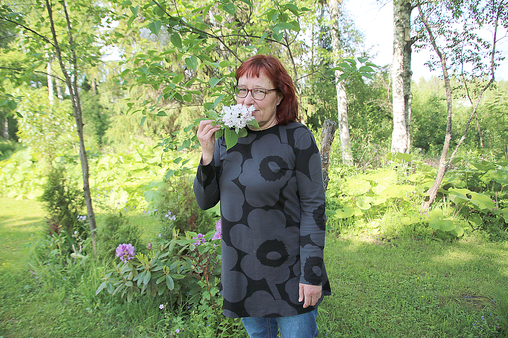 Liisa Vattulaiselle oma puutarha on kesän puuhamaa. Lumipalloheisipensaat kehystävät puutarhapihaa, josta perheelle saadaan ruokaa omasta maasta.
