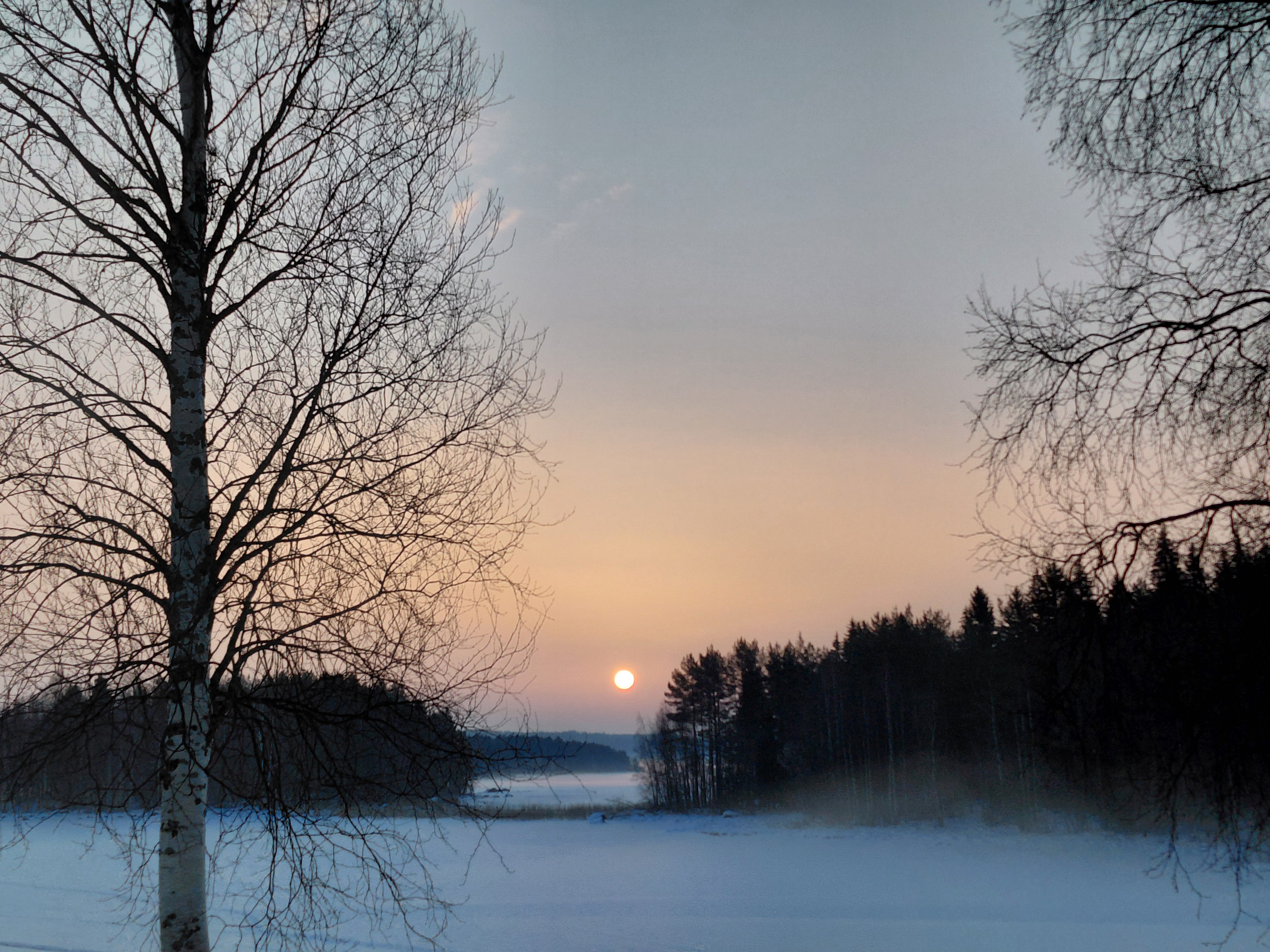 Hiekkapöly teki viime viikon auringon nousuista ja -laskuista punasävyisiä, lukijan kuvassa aurinko nousee Aronsalmen maiseman ylle.  