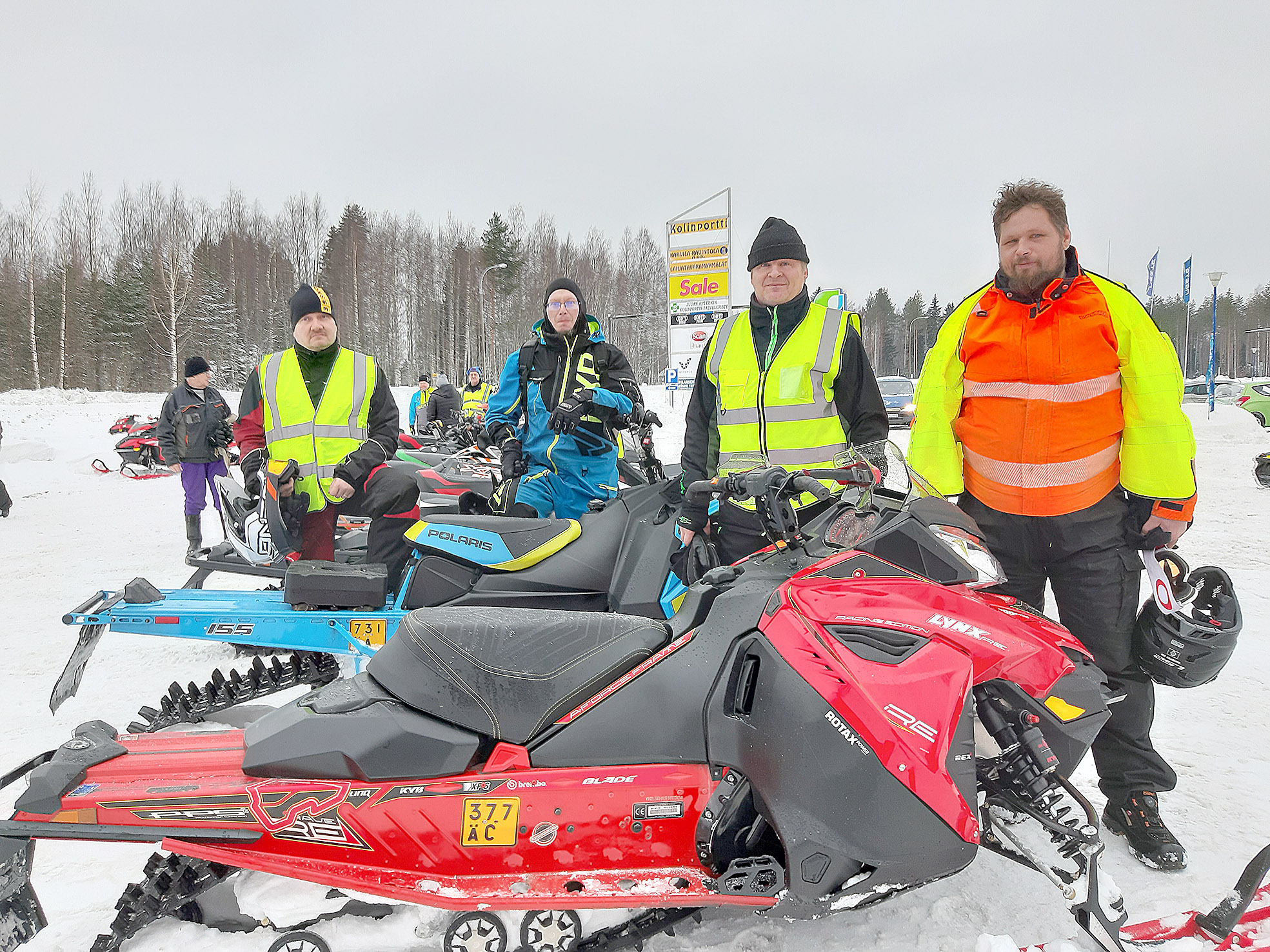 Ahmovaarasta lähti lyhyemmän reitin vetäjäksi Sami Pakarinen (toinen vasemmalta). Arvo Inkinen, Heikki Siponen ja Teemu Martikainen toimivat ”liivimiehinä” eli kelkkailijoiden avustajina.