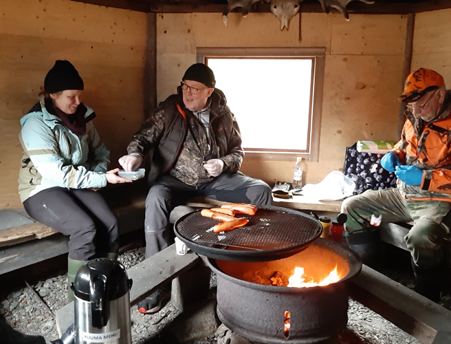 Vaimoille kaulakorut. Oiva Vattulainen (keskellä) ja Tuomo Louhelainen saivat myös askarrella Jenni Leppäsen johdolla.