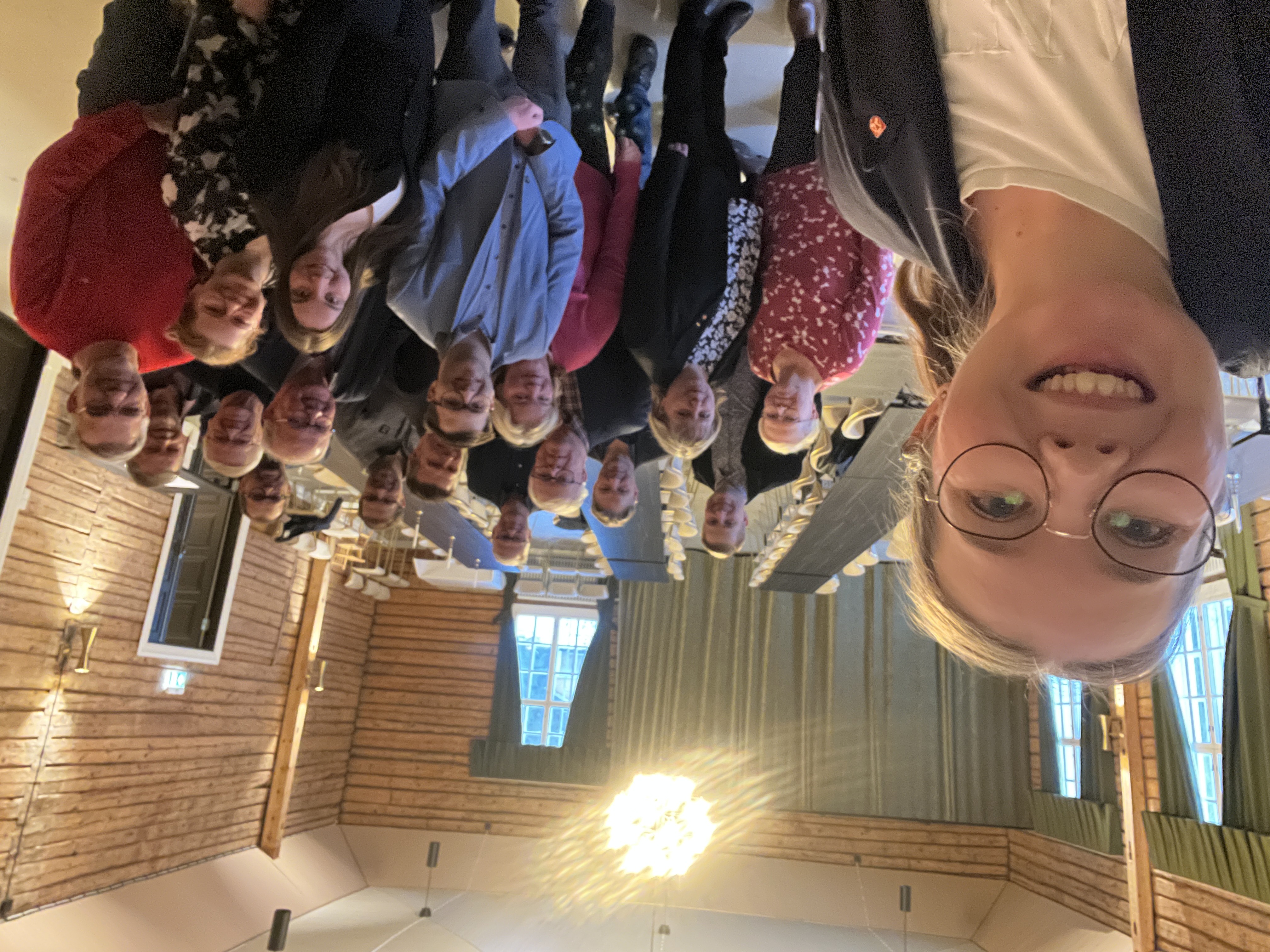 Maakuntahallitus pääsi reissukokouksessaan Puu-Juuan ytimeen, Seurantalolle. Puheenjohtaja Asikaisen selfiessä näkyy innostunutta kokousporukkaa.