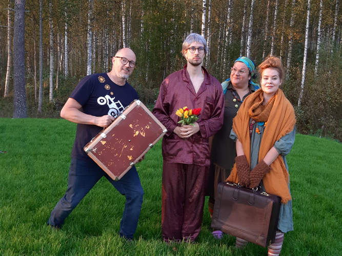 Iloinen porukka. Teatteri-Traktorissa esiintyvät Tomi Kervinen, Tuomas Salopuro, Kaisa Kervinen ja Ella Törmikoski.