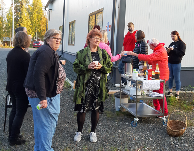 Projekti valmis. Ennen näytelmää päästiin nauttimaan kahvit ja alkoholittomat kuohuviinit sekä katsastamaan viimeisin monikäyttötalon hanke, siirtonurmikko.