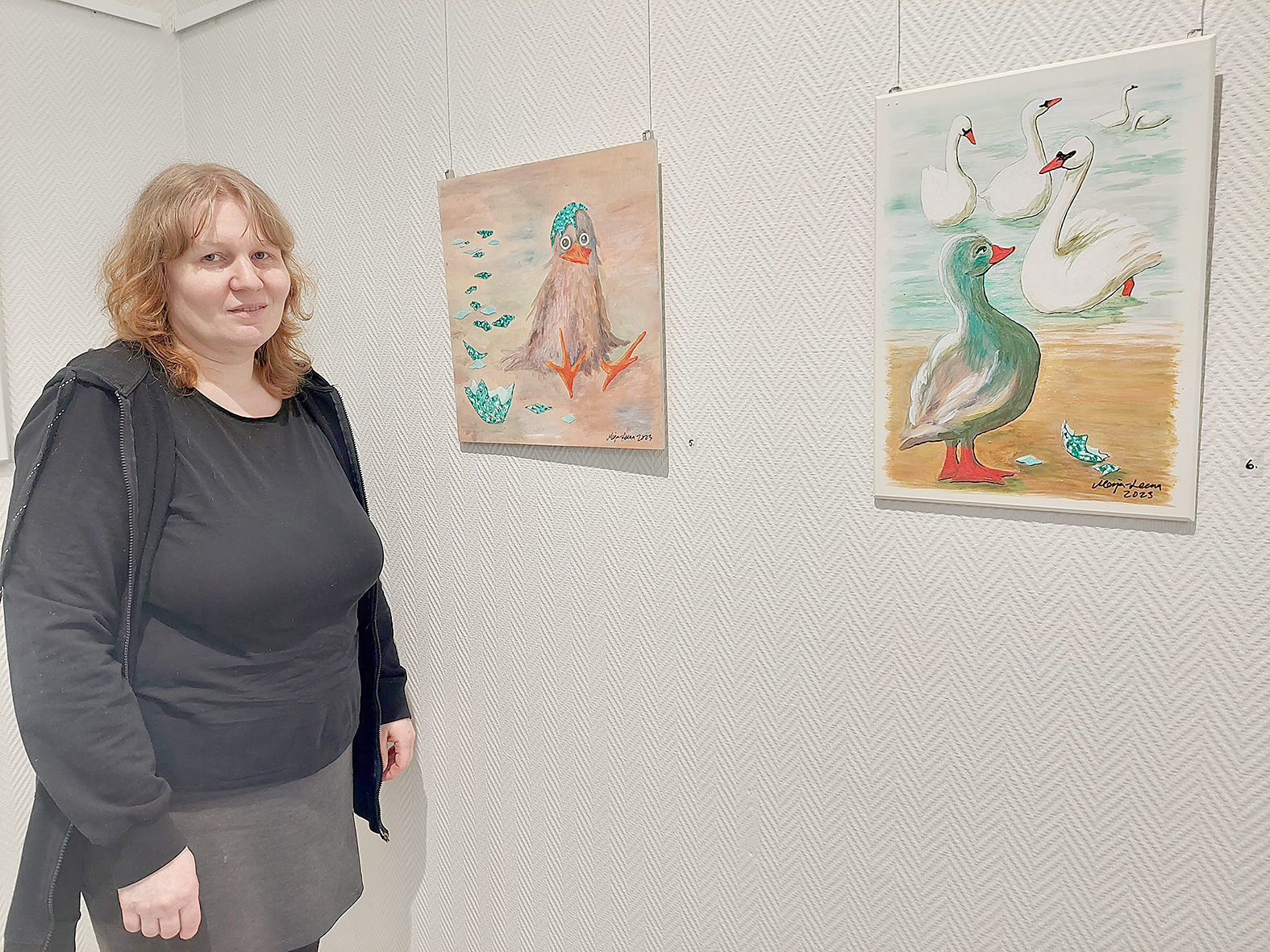 Ruma ankanpoikanen sarjan työt Sinä et ole kaunis! ja Sinun kanssasi emme leiki! symbolisoivat kuvataiteilija Merja-Leena Määttälän omakohtaista prosessia tulla hyväksytyksi ja rakastetuksi.