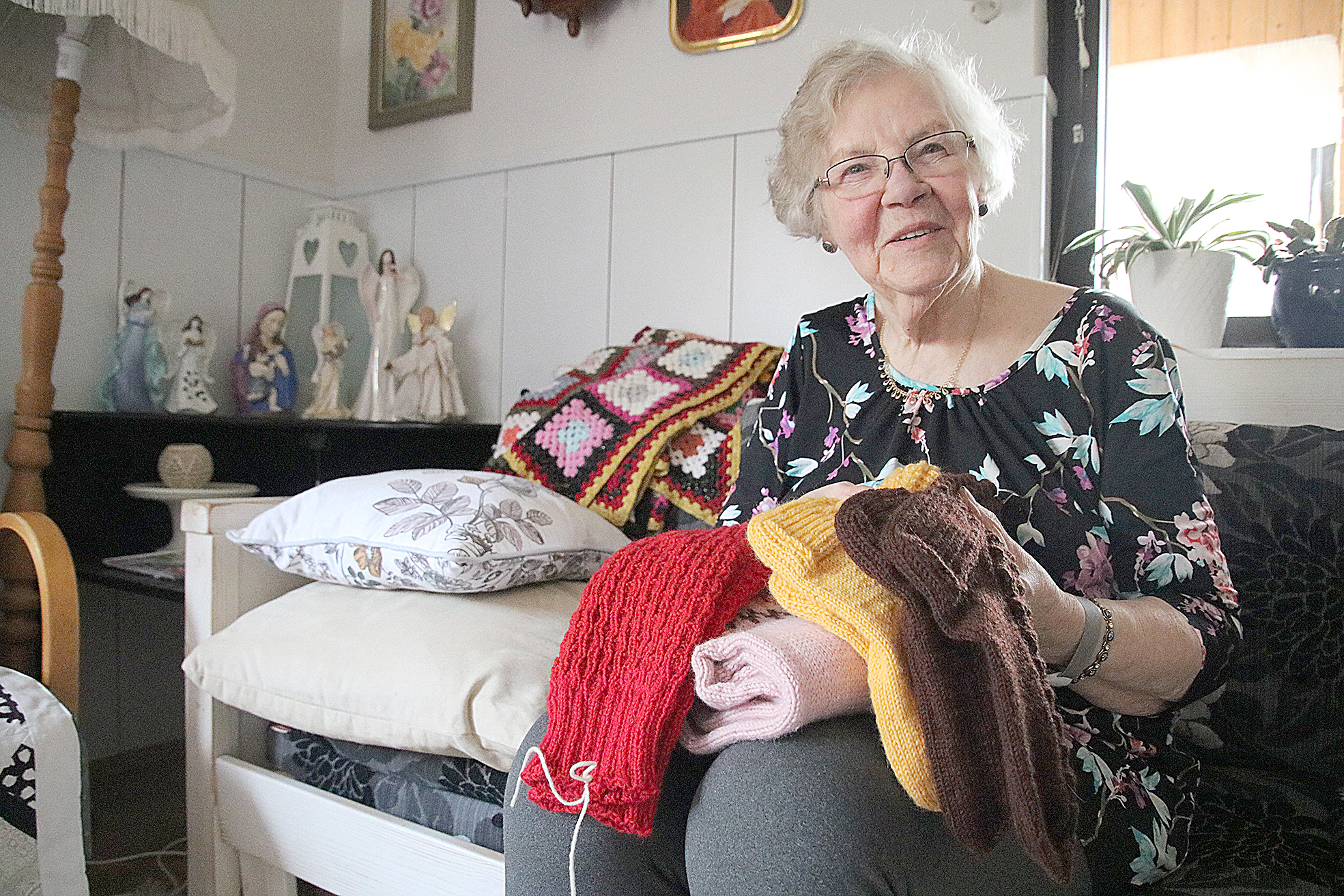 Maire Kortelainen sanoo neulovansa niin kauan kuin neula ja lanka pysyvät käsissä. Nämäkin villasukat, säärystimet ja villapaita on neulottu tänä vuonna.