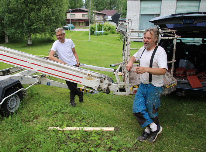 Kai Iiskola (vas.) käy välillä tarkastamassa, miten Puu-Juuan hotellihankkeen työt edistyvät. Korjausrakentamisessa hän luottaa Markku Rudankoon.