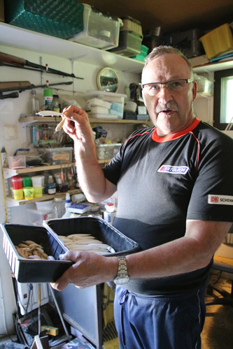 Markku Tukiainen esittelee työpajassaan Petrovaarassa uistimien aihioita, jotka hän maalaa ja lakkaa, ja tietysti koukuttaa.