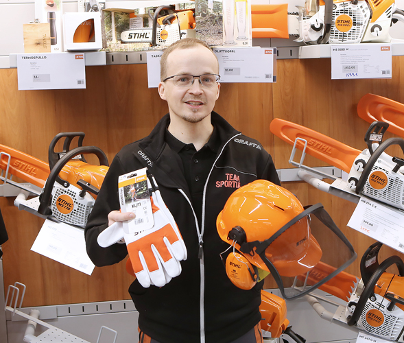 Turvallista joulua ja uutta vuotta. Otsalamppujen ja merinovillakerrastojen lisäksi Markus Ovaskainen ehdottaa satsaamaan joululahjavalinnoissa vaikkapa turvalliseen joulukuusen kaatoon.