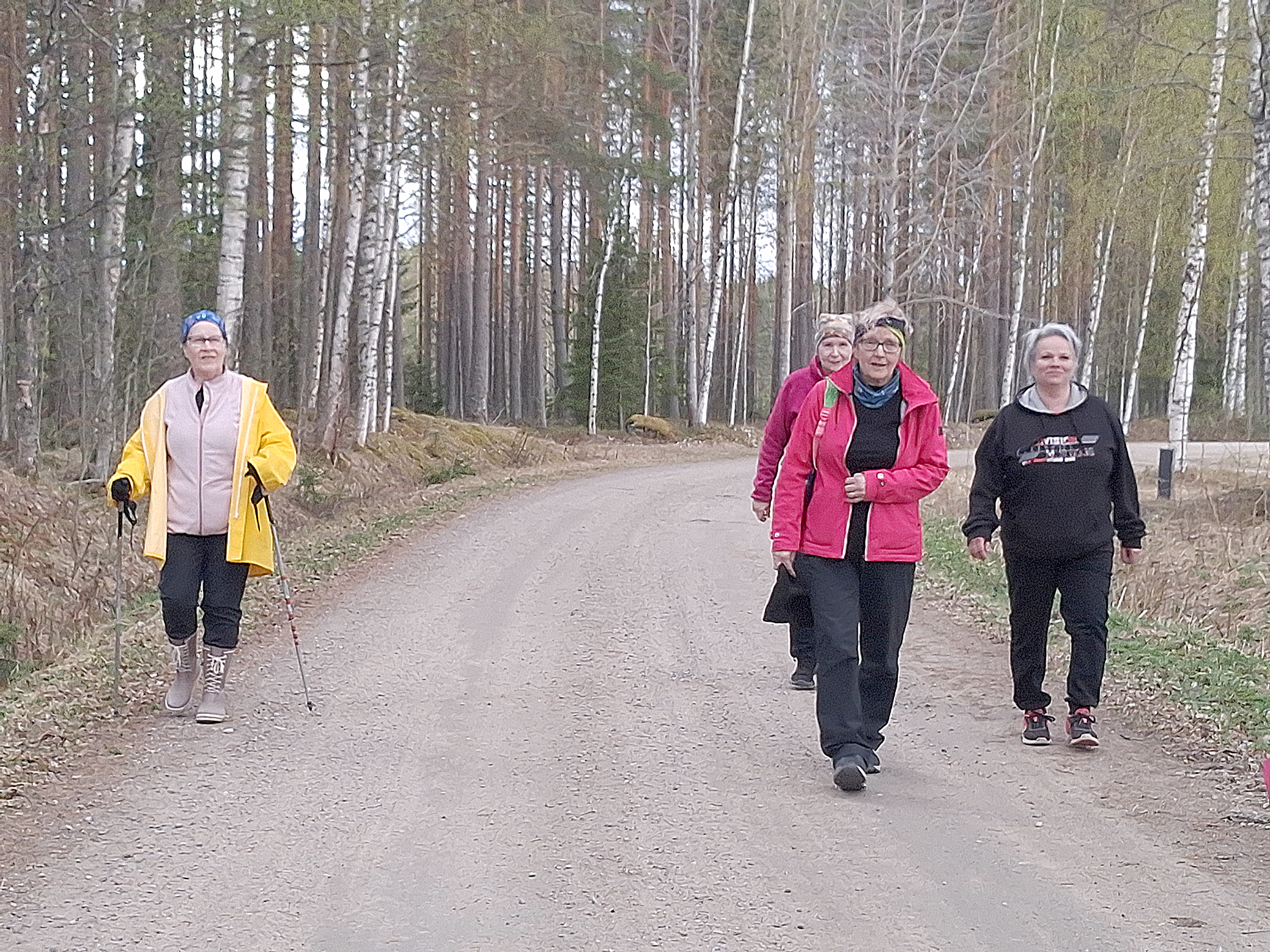 Elina Martikainen Martonvaarasta (vas.), Marjatta Martikainen Kuhnustasta, Seija Brelo Martonvaarasta sekä Virpi Vartiainen Ahmovaarasta saapuivat kävellen venevalkamaan.