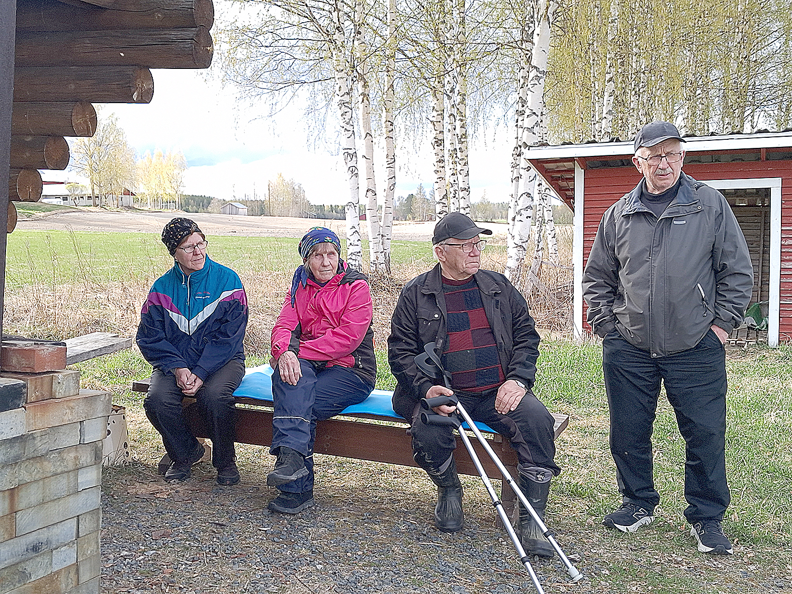 Pirjo Tuononen Tuopanjoelta (toinen vas.) ja martonvaaralaiset Liisa Hiltunen, Erkki Martikainen ja Pentti Tanskanen odottelivat kävelijöitä venevalkamassa.
