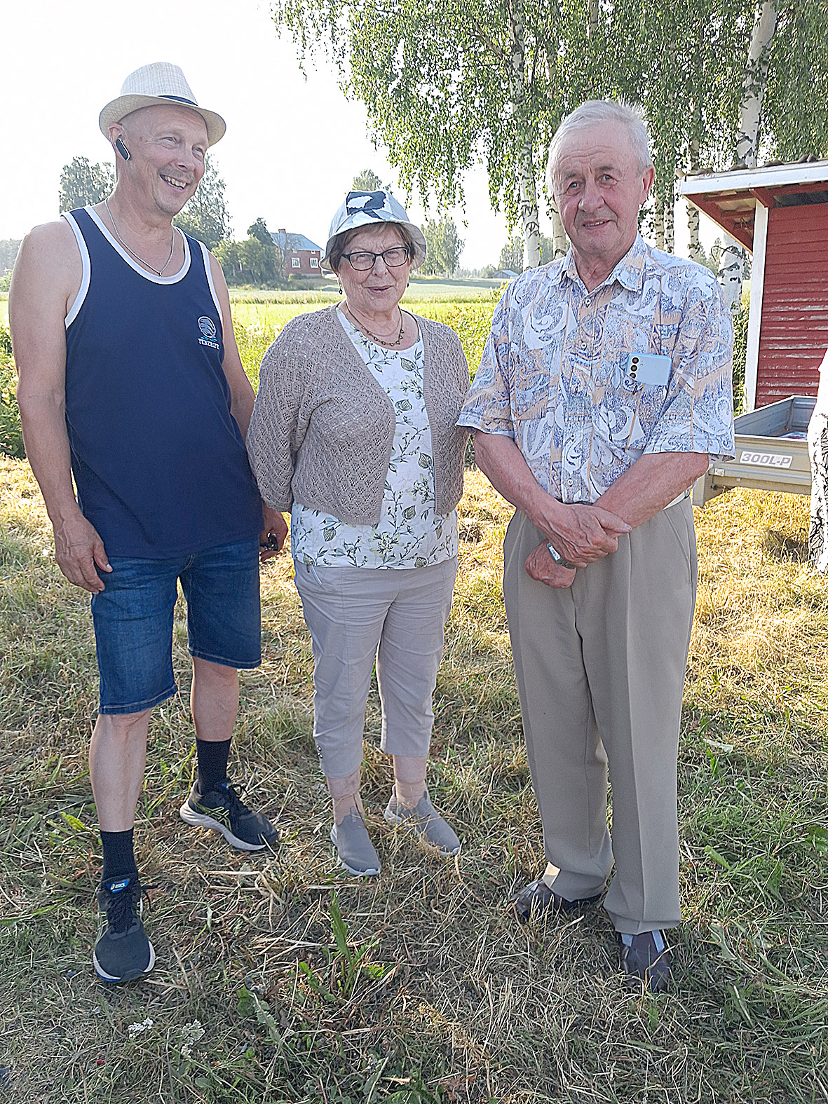 Iloinen jälleennäkeminen. Muikkukeiton keittänyt Jarmo Tossavainen (vas.) tapasi vanhat tuttunsa Pirjo Hirvosen ja Onni Tukiaisen.