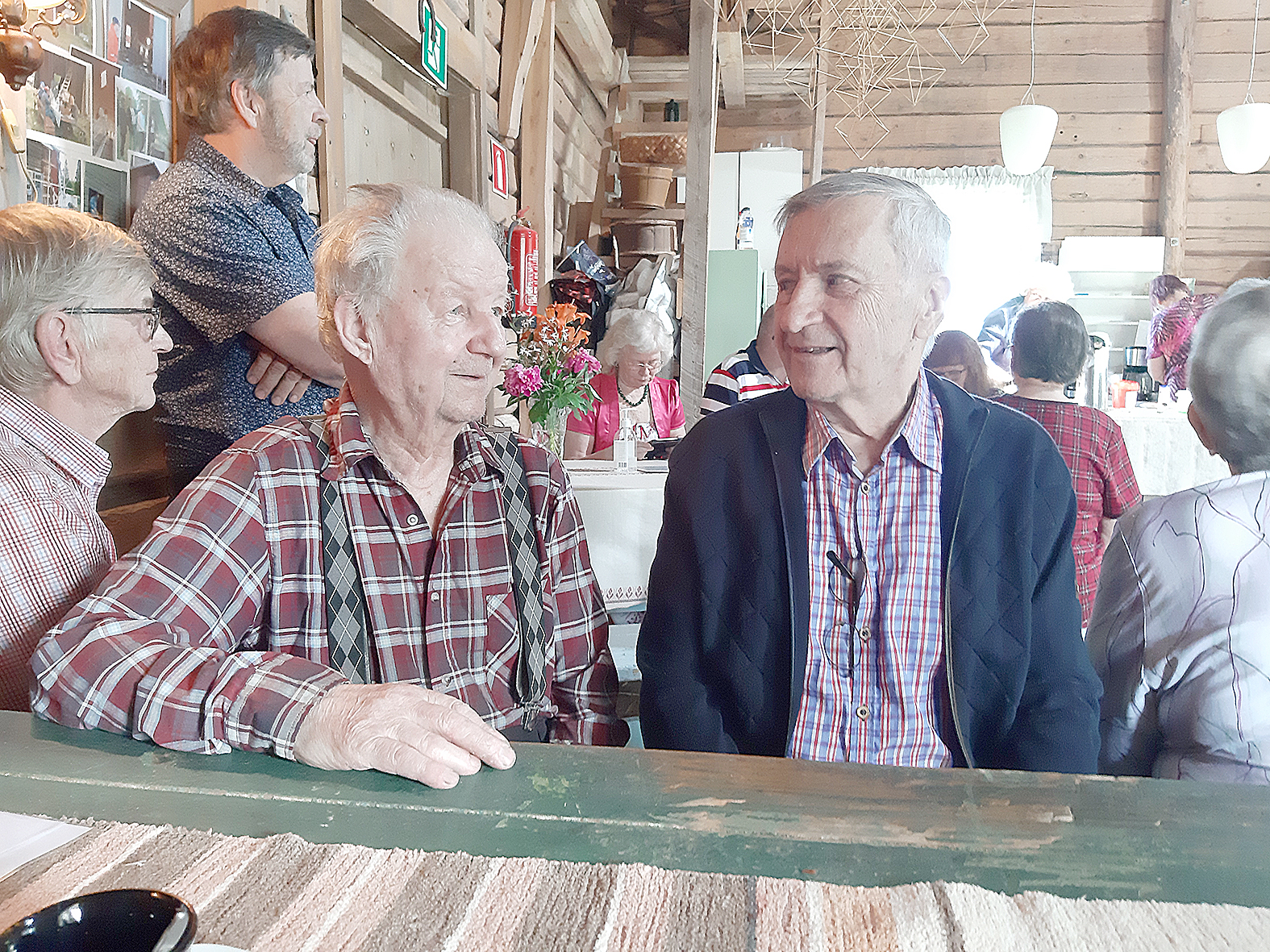 Pentti Tanskanen, Otto Ryynänen, Kauko Juntunen ja Seppo Tanskanen kuuntelivat mielenkiinnolla, mitä entisille Tervakankaan oppilaille nykyisin kuuluu ja kertoivat muistoja kouluajoistaan.