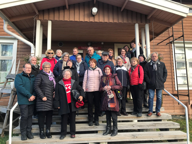 Puu-Juuka oli yksi Pohjois-Karjalan Matkailuyhdistyksen juhlaretken kohteista. Taitokartanoa ihasteltiin ja löytyipä sieltä matkamuistoksi kauniita käsitöitäkin.