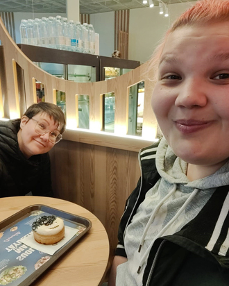 Nuorisotyöntekijät Aira Karttunen (vas.) ja Tiina Timonen nauttimassa kahvihetkestä shoppailun lomassa.
