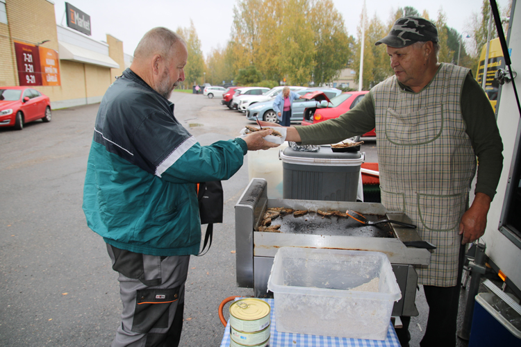 Raimo Pehkonen kuuluu Matti Surakan vakioasiakkaisiin. Pehkonen kertoi syövänsä paistetut muikut saman tien.