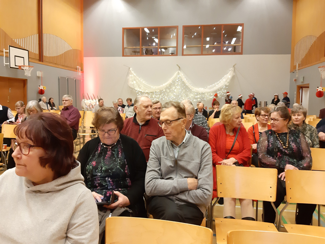 Yleisö oli tyytyväinen Metsäkartanon pikkujoulun ohjelmaan.