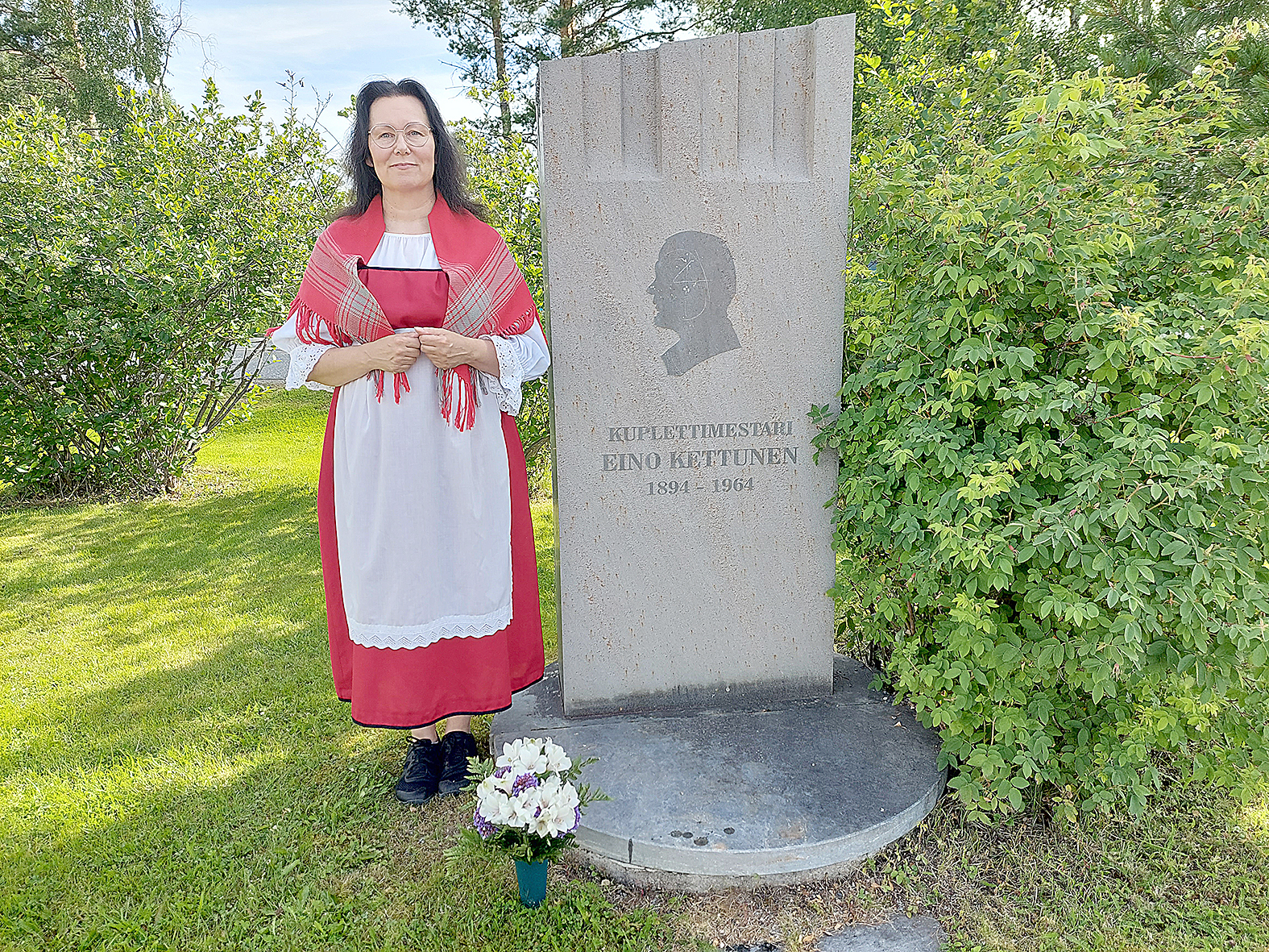Minnamari Harpela Eino Kettusen muistomerkillä.