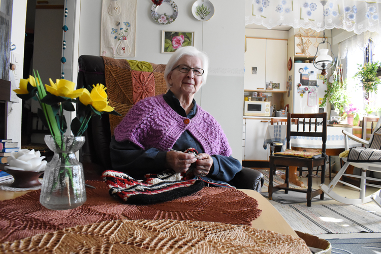 Mirja Kukkosen kotia koristavat mitä erilaisimmat käsityöt. Etualalla näkyvät liinat Kukkonen neuloi silkkilangasta viime talvena. Nyt työn alla ovat virkatut tossut.