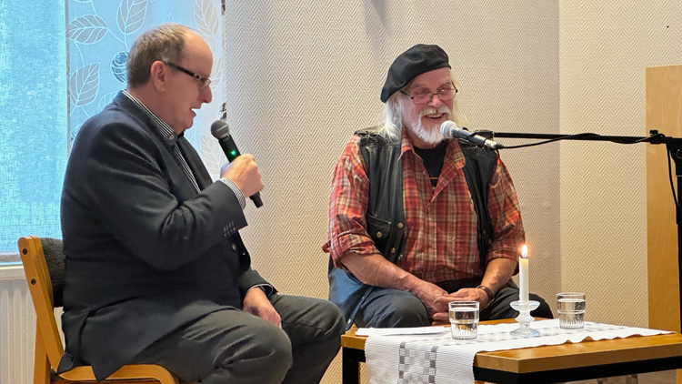 Heikki Turunen kertoi Taisto Laaksolle muun muassa suhteestaan kirkkoon sekä työstään kirjailijana. Kuvat Mikko Huhtala