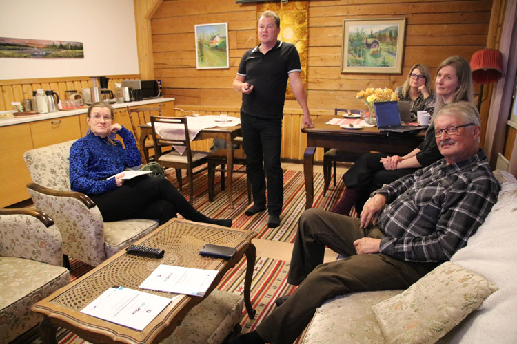 Monipaikkaisuuden mahdollisuuksista keskusteltiin tutkija Pasi Saukkosen (kesk.) johdolla. Mukana Juuan hyvinvointipäällikkö Anne Niskanen, tutkijat Mari Kattilakoski ja Kati Pitkänen sekä Juuan kunnanhallituksen puheenjohtaja Ari Koivuselkä.