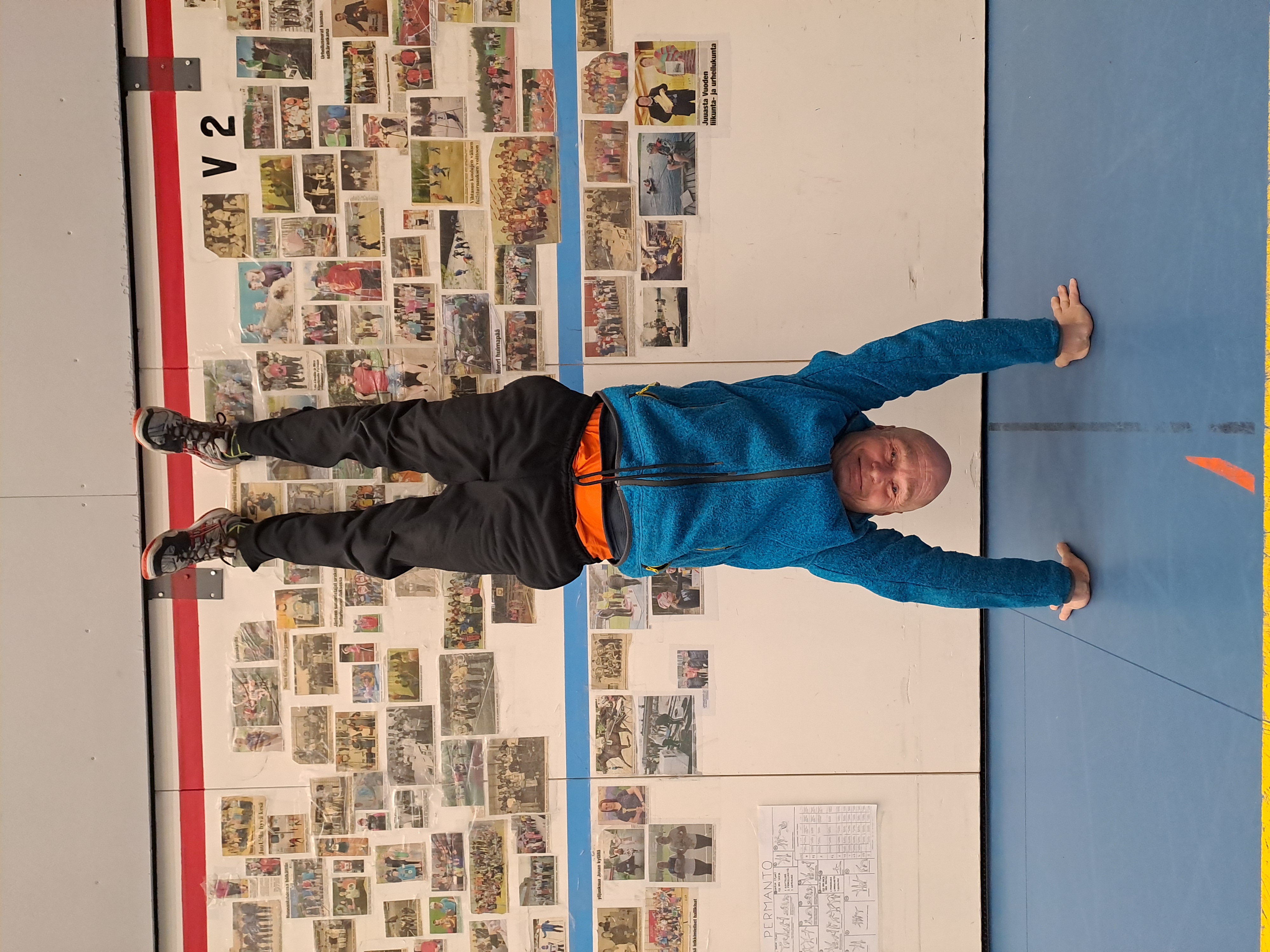 Liikunnanopettaja Pekka Huisko muistuttaa, että koululiikunta on leikkiä ja liikunnan riemua. Poikolan vanhan salin seinälle hän on koonnut innostavia mietelauseita ja kuvia liikkuvan elämäntavan rohkaisuksi.  