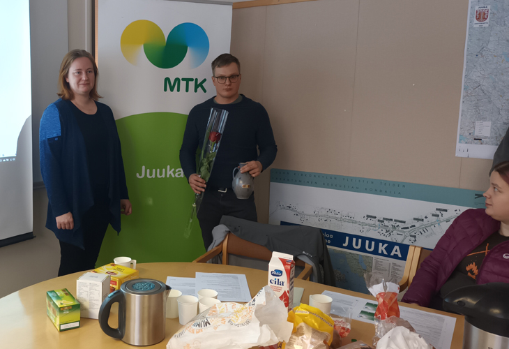 MTK-Juuka ry huomioi vuonna 2021 sukupolvenvaihdoksen tehneen tuopanjokelaisen Maatalousyhtymä Ahonen Anne, Tuononen Lauri ja Mitro. Puheenjohtaja Suvi Juopperin antaman huomionosoituksen vastaanotti Mitro Tuononen. Kuva Arto Tanskanen