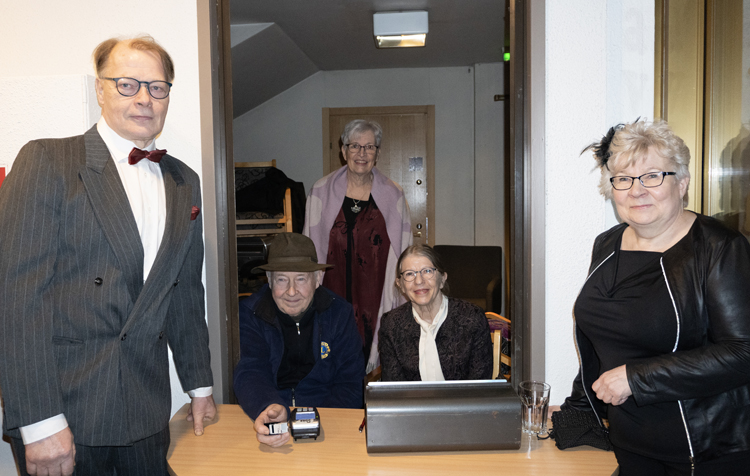 Järjestäjät odottivat osallistujia lipunmyyntipisteellä. LC Juuka/Puolisot presidentti Heimo Lehikoinen (vas.), Esko Nykänen, Pirjo Halonen, Arja Lehikoinen ja Tuija Hiltunen.