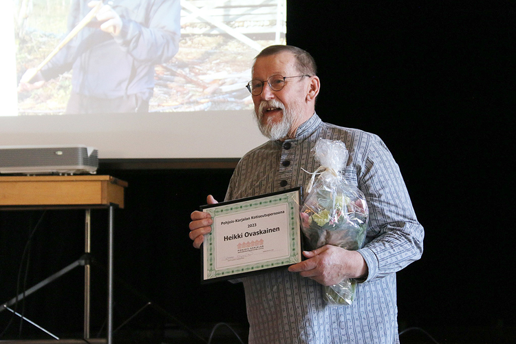 Heikki Ovaskainen palkittiin Pohjois-Karjalan kotiseutuyhdistysten liiton Kotiseutupersoona-palkinnolla.