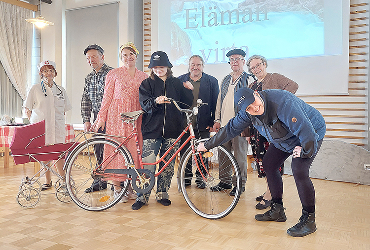 Elämän virta musiikkinäytelmässä esiintyvät Elsa Jalkala, Jari Pursiainen, Erja Tuononen, Essi Tuononen, Esko Nevalainen, Kimmo Romppanen, Silja Möttönen ja Jetta Pääskyvuori. Tarinassa keskeisessä osassa on polkupyörä. 
