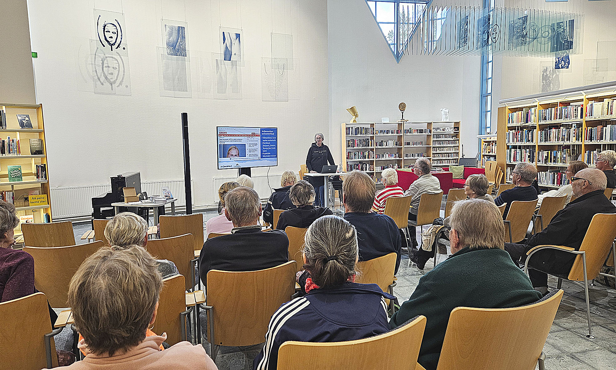 Jaana Savolainen Huijausinfosta kertoi järkevästä varautumisesta moniin huijausyrityksiin. 