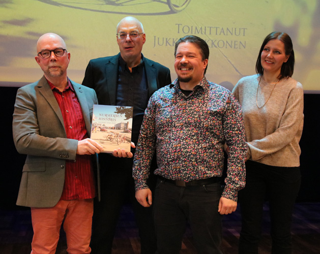 Nurmeksen historian keskeinen tekijäjoukko, Jukka Kokkonen (vas.), Jukka Partanen, Jani Karhu ja Alina Kuusisto. Kuvasta puuttuu Jaana Juvonen. He kaikki työskentelevät Itä-Suomen yliopiston Joensuun kampuksella.