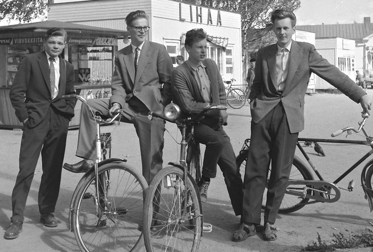 Nurmeksen nuorisoa kylänraitilla vuonna 1957. Kuva Mauri Timonen