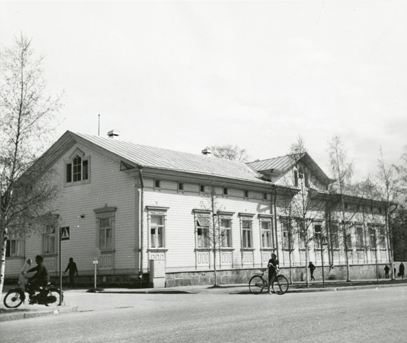 Nurmeksen vanha sairaala on enää muisto vain. Se purettiin maaliskuussa 1981 öiseen aikaan kiireellä. Lääninhallitukselta seuraavana päivänä tullut toimenpidekielto ei ehtinyt sitä pelastamaan. Kuva Nurmeksen museo
