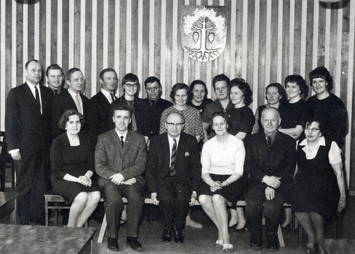 Nurmeksen kunnantoimiston väkeä 1960-luvun alussa. Eturivissä Olavi Tiittanen (vas.), josta tuli vuonna 1964 Juuan kunnanjohtaja. Olavi Tiittasen jälkeläisten kokoelma