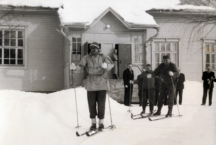 Tasavallan tuore päämies Urho Kekkonen teki maaliskuussa 1957 hiihtoretken Vuokatin opistolta Valtimon, Nurmeksen ja Juuan kautta Kolille. Kuvassa Kekkonen seurueineen jatkamassa matkaa Nurmeksen Jokikylän koululta kohti Juukaa. Nurmeksen museo