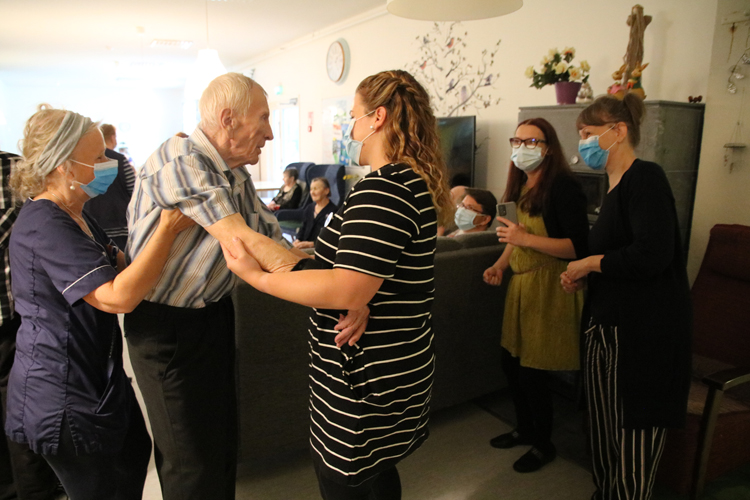 Omaisten päivänä Tetrituvalla Tapani Kukkosta tanssittivat hoitohenkilökunnasta Sirpa Nevalainen (vas.) ja Riina Pajarinen. Attendon aluepäällikkö Riitta Roivas (oik.) ja hoivakodin johtaja Paula Tossavainen myhäilivät vieressä.