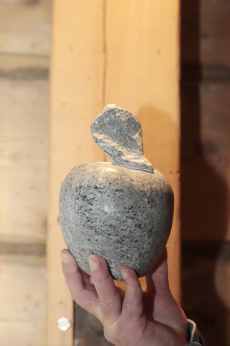 Jukka Nykäsen veistämä
omenalahja.