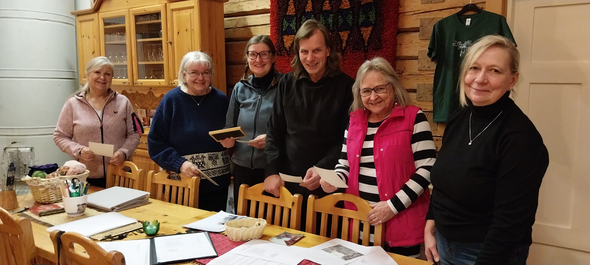 
Pielisen Karjalan Matkailuoppaiden hallitus kokoontui Nurmeksessa matkailuyritys Pihlajapuussa, kuvassa Jatta Kettunen (vas.), Tuula Ikonen-Graafmans, Minna Murtonen, Mikko Ronkainen, Ritva Kilpeläinen ja Ritva Malinen. Kuva   Astrid Hänjes