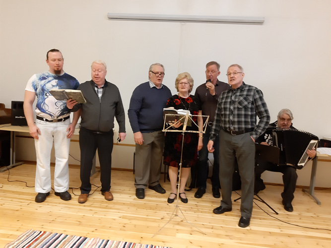 Toisena pääsiäispäivänä Tuopanjoen kylätalolla lauloivat Viki Vuokkonen (vas.), Marko Lahtinen, Martti Nevalainen, Helmi Turunen, Lassi Kirjavainen ja Seppo Inkinen, opettajansa Arto Tarkkosen säestyksellä.