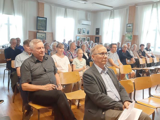 Kolin Seurojentalolle kokoontui suuri joukko Kolin koulujen entisiä oppilaita muistelemaan kouluaikojaan. Monen mielestä tapahtuman parasta antia oli tuttujen tapaaminen.