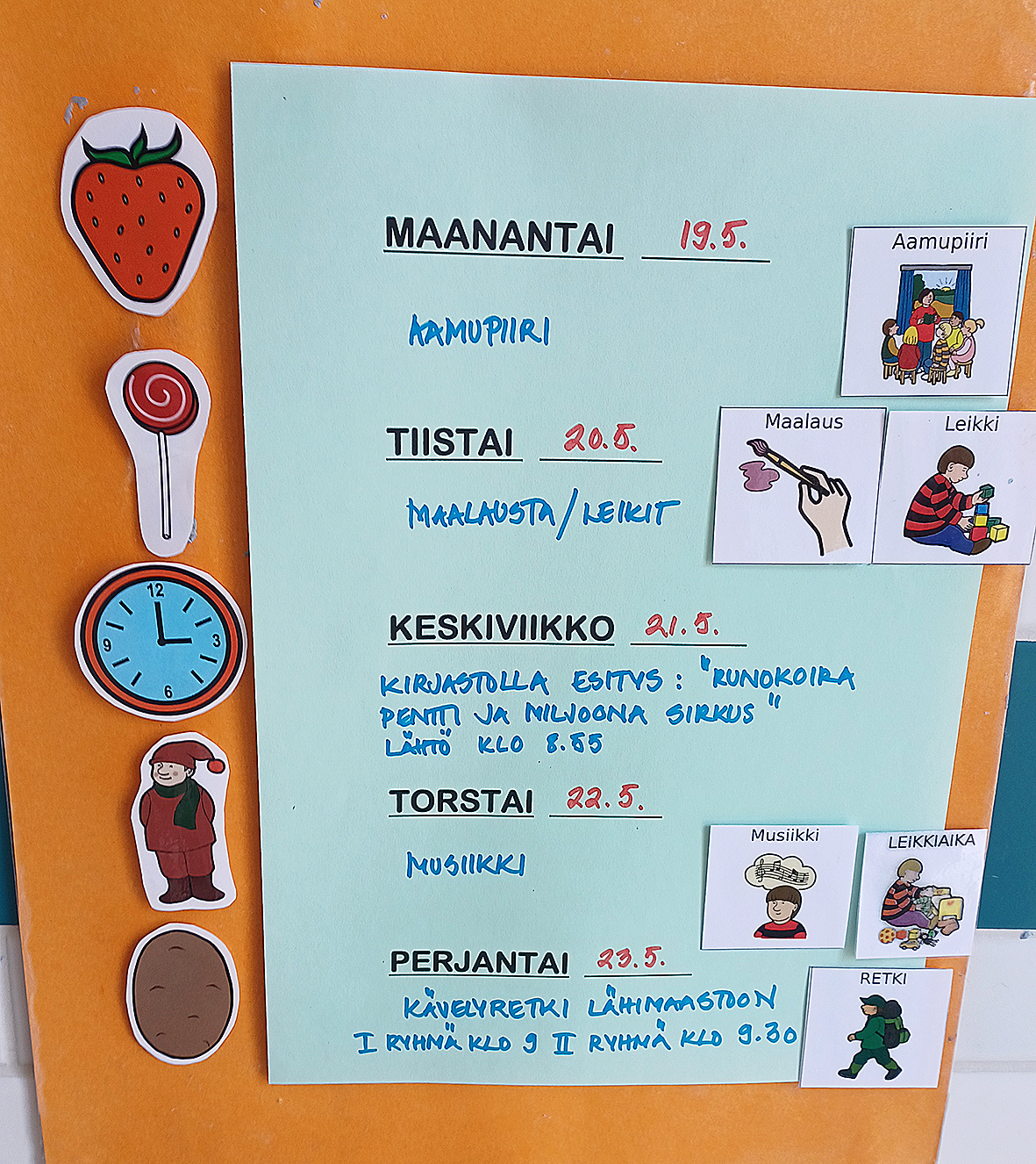 Viikko-ohjelmasta näkee, mitä erityistä on viikon aikana. Ruoka, lepo ja leikki kuuluvat jokaiseen päivään.