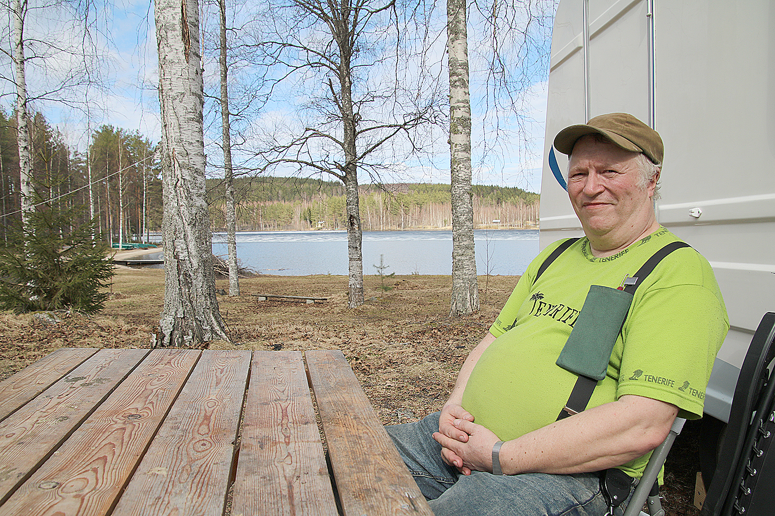 Jari Juppi on kesällä paljon liikenteessä asuntovaununsa kanssa. Paalasmaalle hän majoittui hieman etuajassa. – Kainuussa paikkaa kehuttiin, niin pitihän se lähteä.