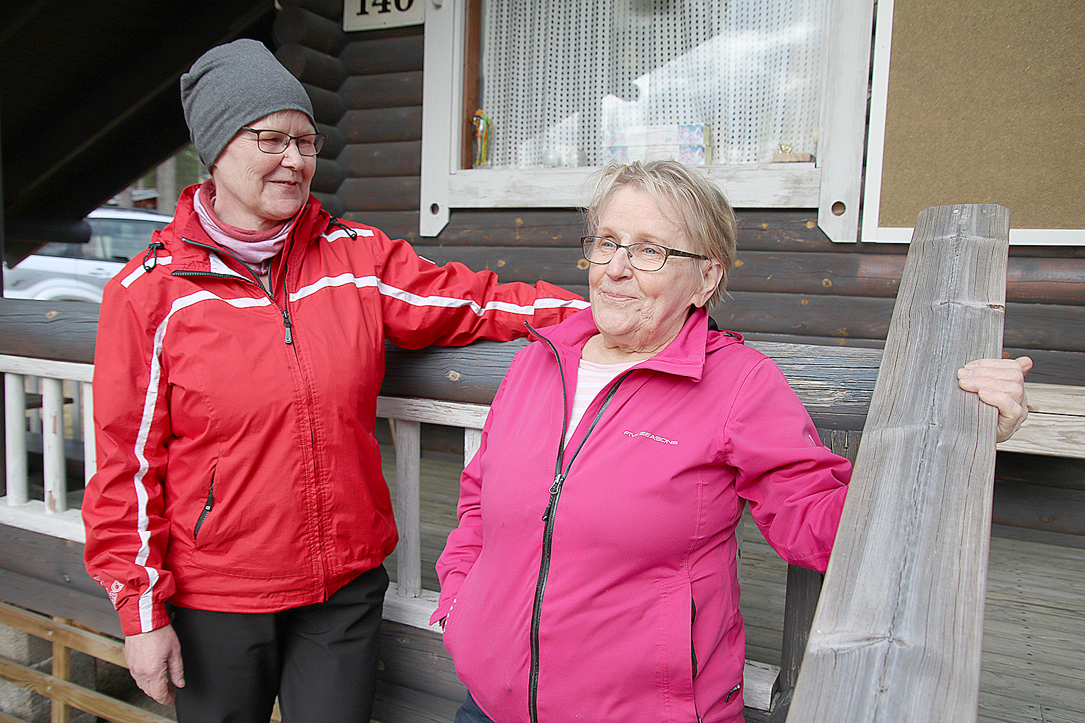 Paalasmaan Campingalueen yrittäjä Merja Lintunen (vas.) on tyytyväinen yhteistyöhön saaressa asuvan Pirkko Voutilaisen kanssa. Voutilainen vastaa campingrakennusten siivouksista.