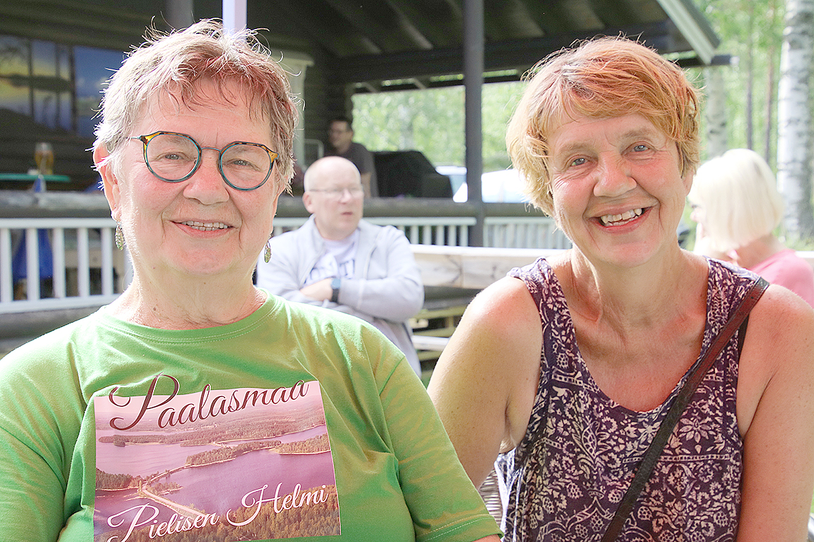 Eeva Hakkarainen kertoi yhteisöllisyyden olevan vielä voimissaan Paalasmaalla. Seuraksi ja puuhommiin avuksi oli tullut hänen Helsingissä asuva siskonsa Riitta Nieminen.
