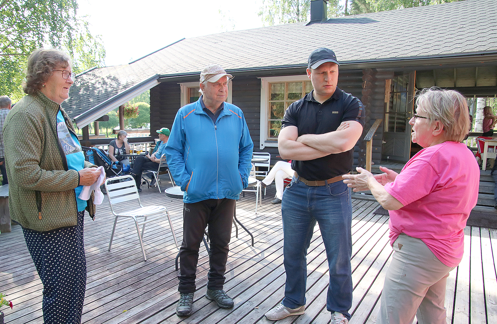 Kunnanjohtaja Henri Tanskanen (toinen oik.) keskusteli Paalasmaan ulkoilureiteistä Arja Tanskasen (vas.), Esko Lehikoisen ja Pirkko Voutilaisen kanssa.