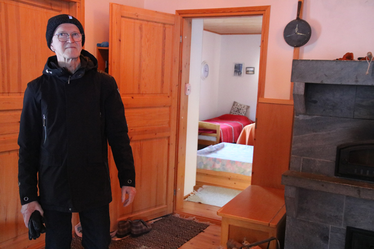 Paavo Kuivalainen muutti vaimonsa kanssa Heinolasta Juuan kirkonkylälle. Raholan entinen kyläkauppa on puolestaan siunaantunut Paavolle oman veljen perintönä.