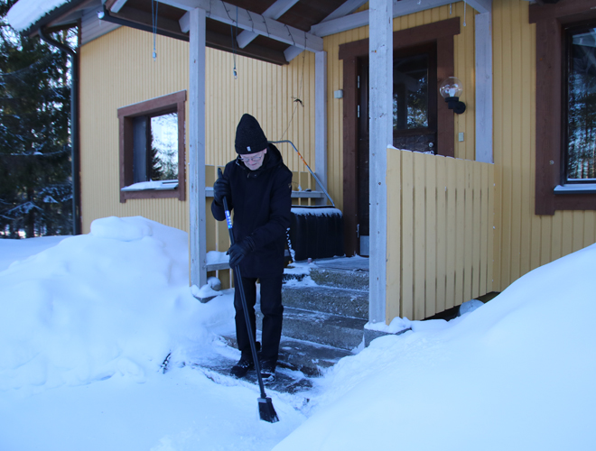 Tällaisina talvina saa Raholan mökillä huiskia harjalla ihan kunnolla. Paluumuuttaja Paavo Kuivalainen harjan varressa.