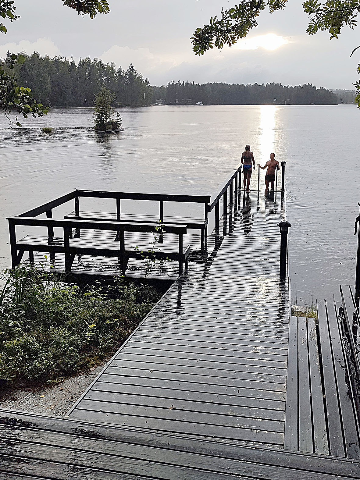 Sateessa uineet ihmiset esittäytyvät Päivi Konttisen kuvassa.